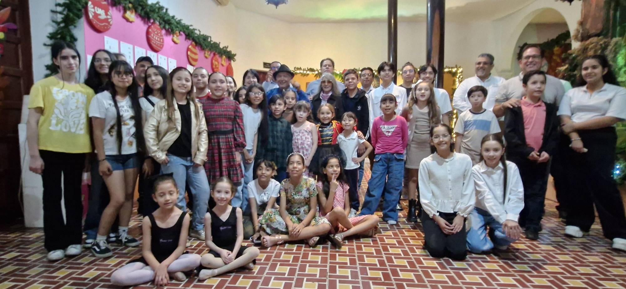 $!Alumnos de los talleres de la Casa de la Cultura y del Cualli participan en la exposición navideña.