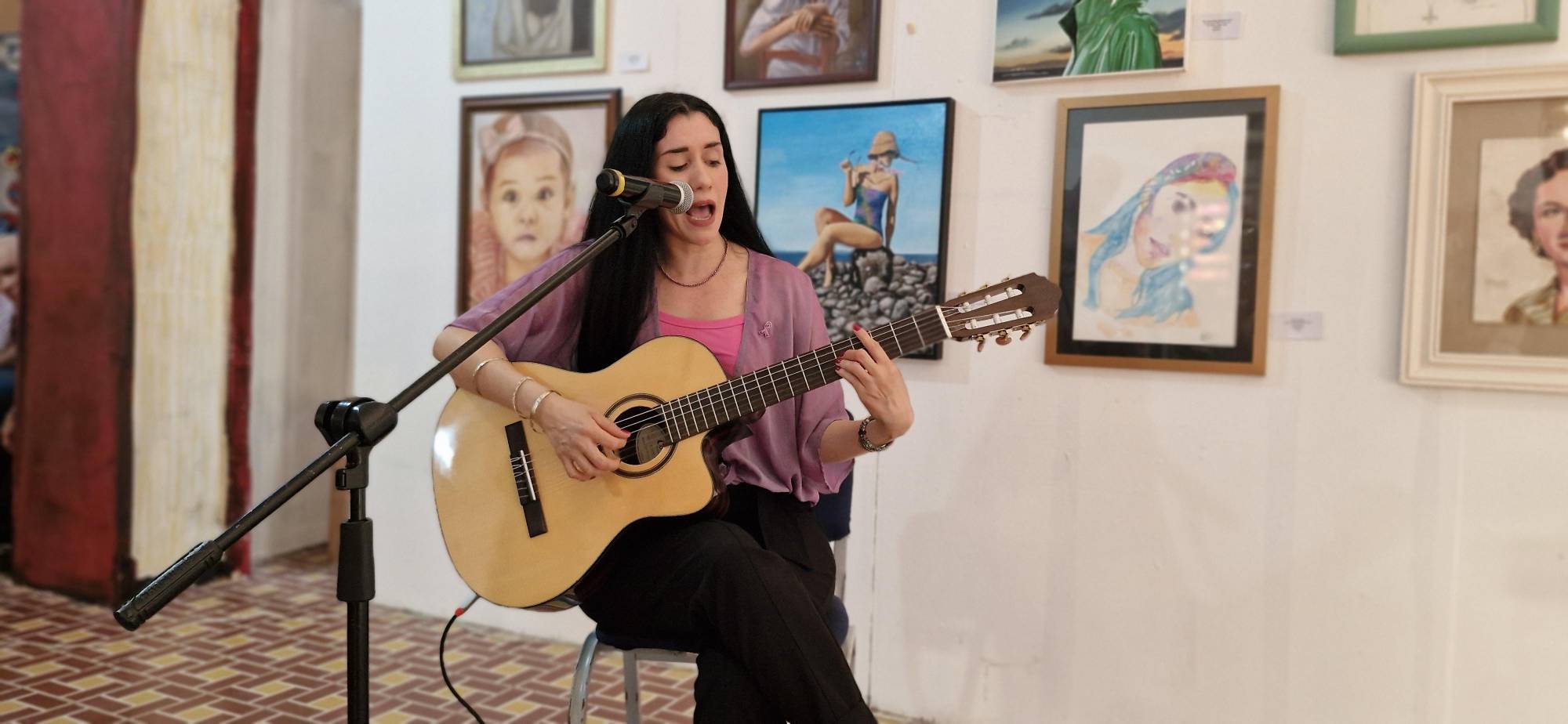 $!La artista Pau Matinée participó con el programa “Memoria y desaparición”, con un repertorio que incluyó los temas de su autoría.