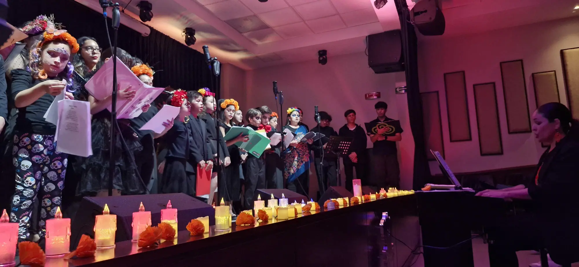 $!La maestra Perla Orrantia dirigió musicalmente a los coros y acompañó al piano.