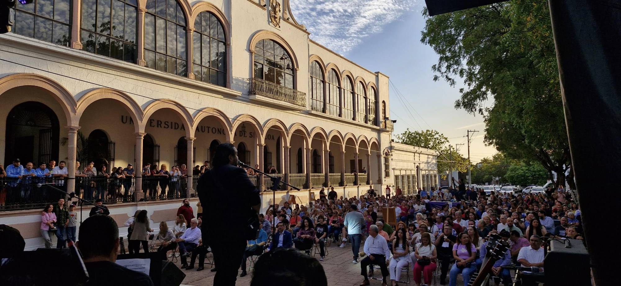 $!El espectáculo se llevó a cabo en la explanada del edificio central.