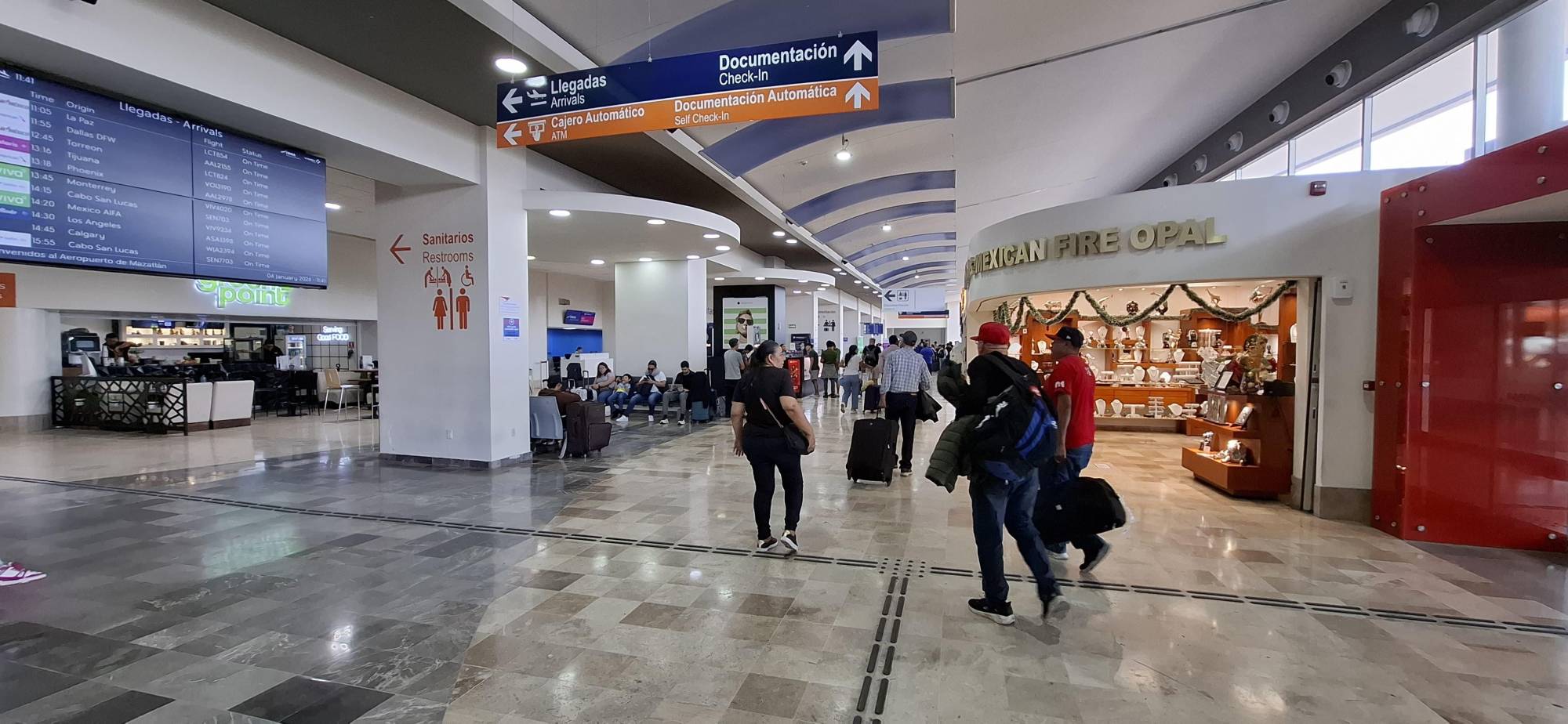 $!Intenso flujo de pasajeros este domingo en el Aeropuerto de Mazatlán