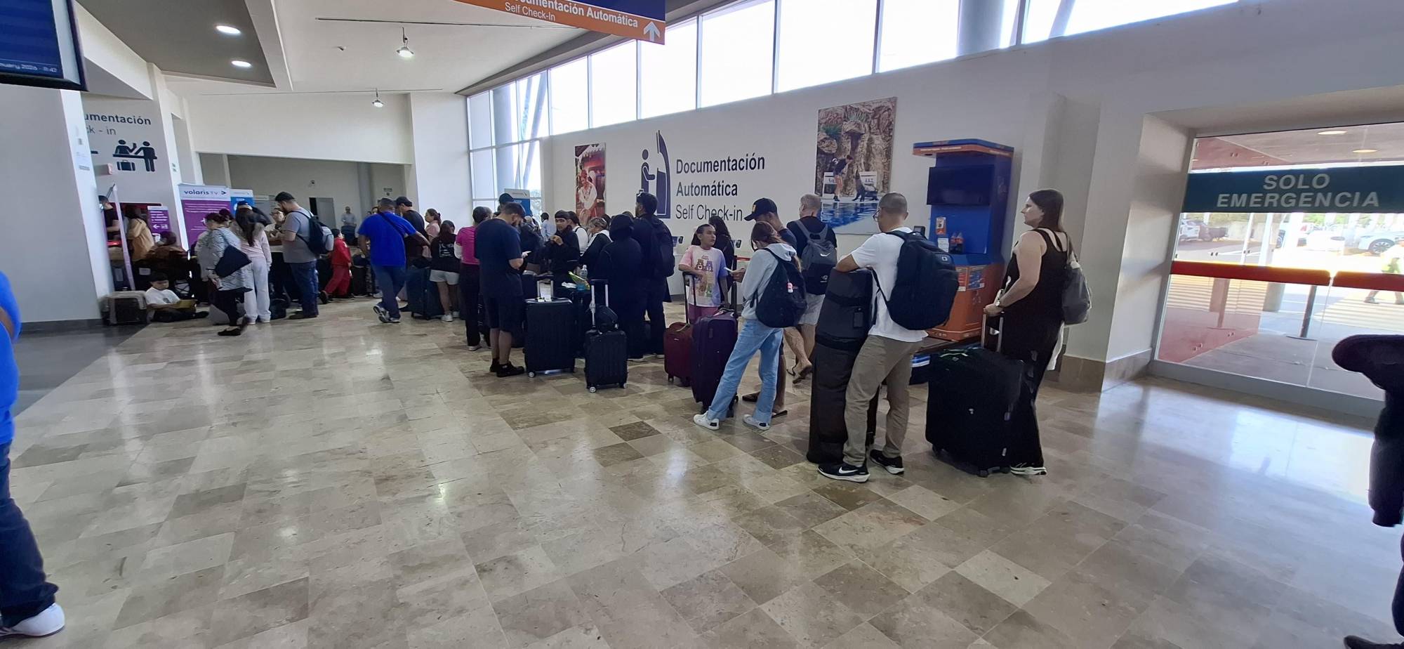 $!Intenso flujo de pasajeros este domingo en el Aeropuerto de Mazatlán