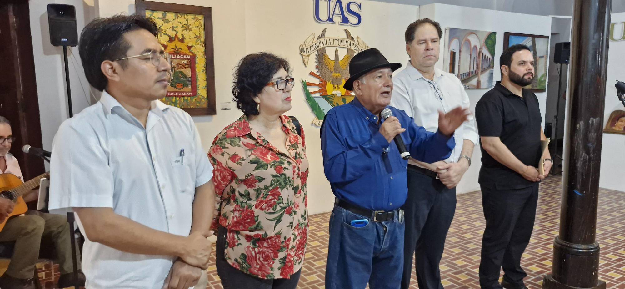 $!Artistas y funcionarios durante la inauguración de la exposición.