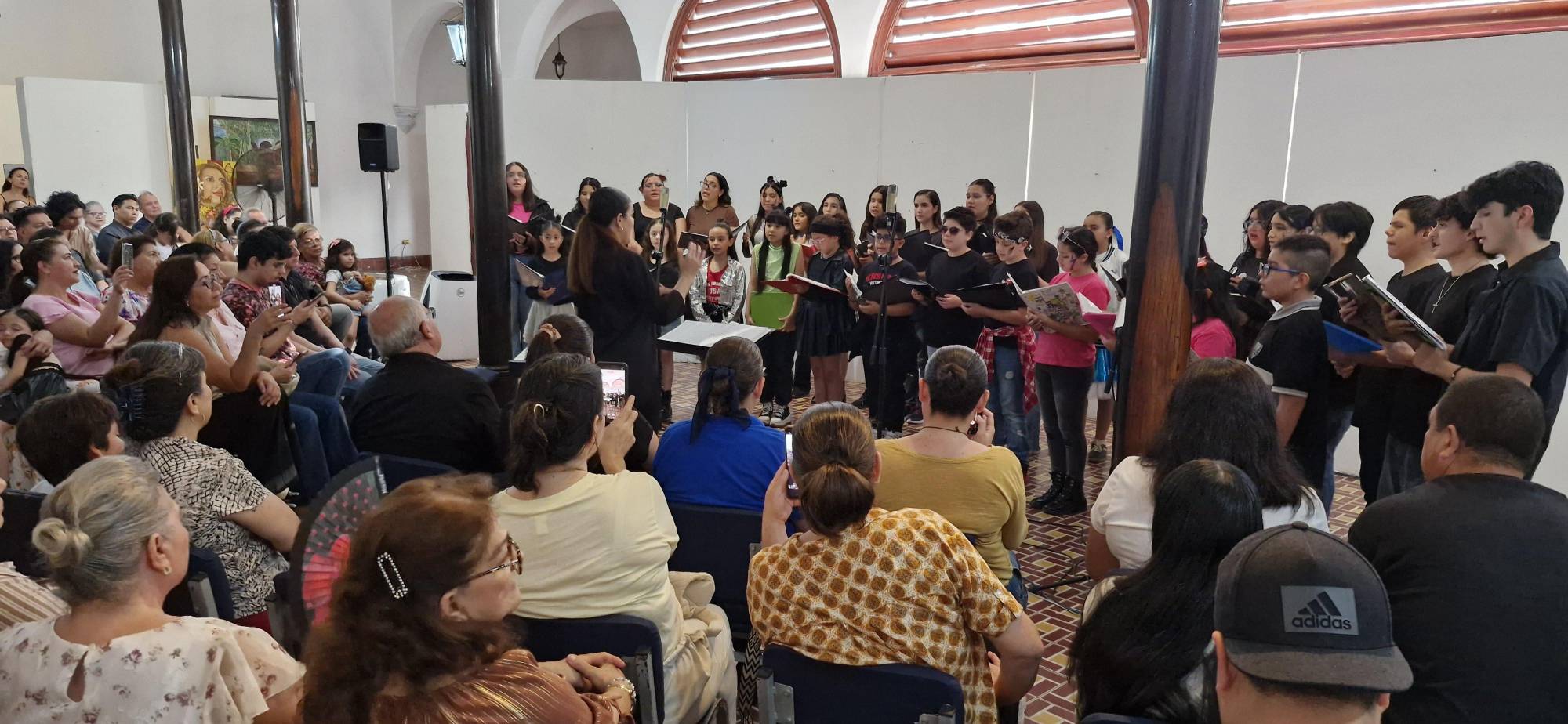 $!Un númeroso grupo presenció el espectáculo de las agrupaciones corales.