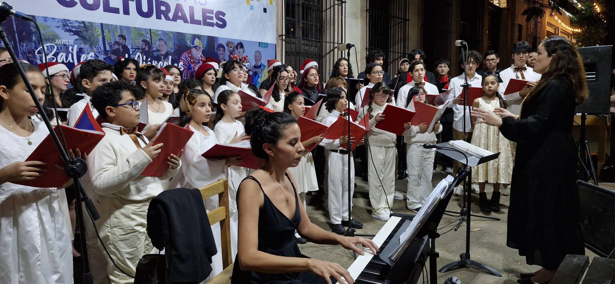 $!Perla Orrantia dirige el Coro Infantil y Juvenil de la Casa de la Cultura de la UAS.