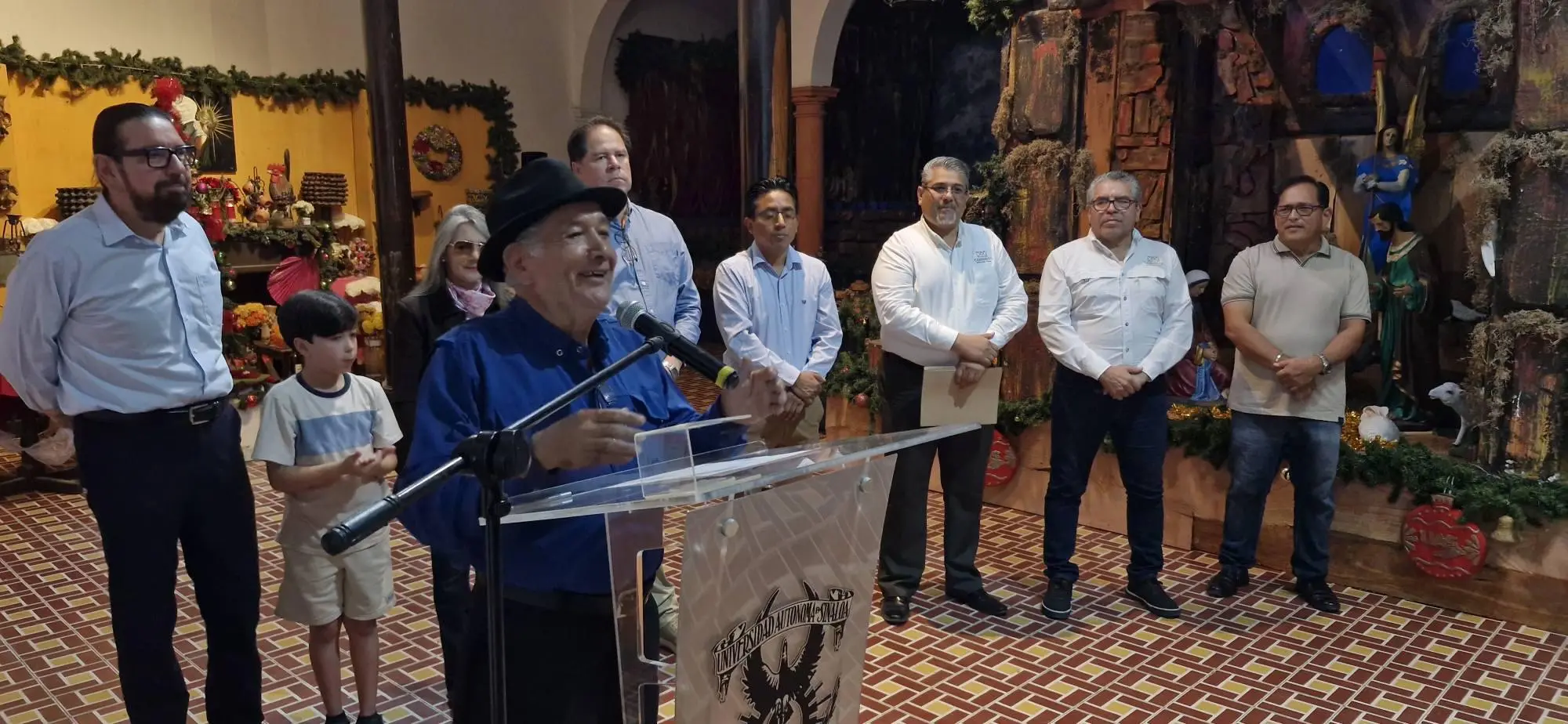 $!Jorge Luis Hurtado Reyes instala cada año el tradicional nacimiento en la UAS.