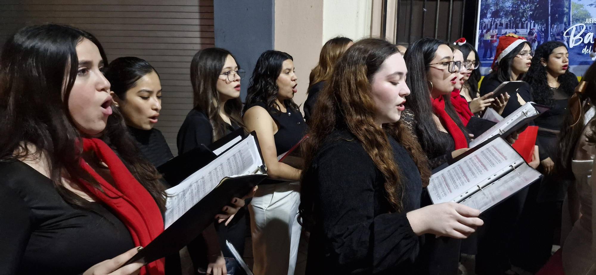 $!La agrupación coral universitaria se dio cita en el corredor gastronómico y cultural del Paseo del Ángel, para inundar de paz y esperanza.