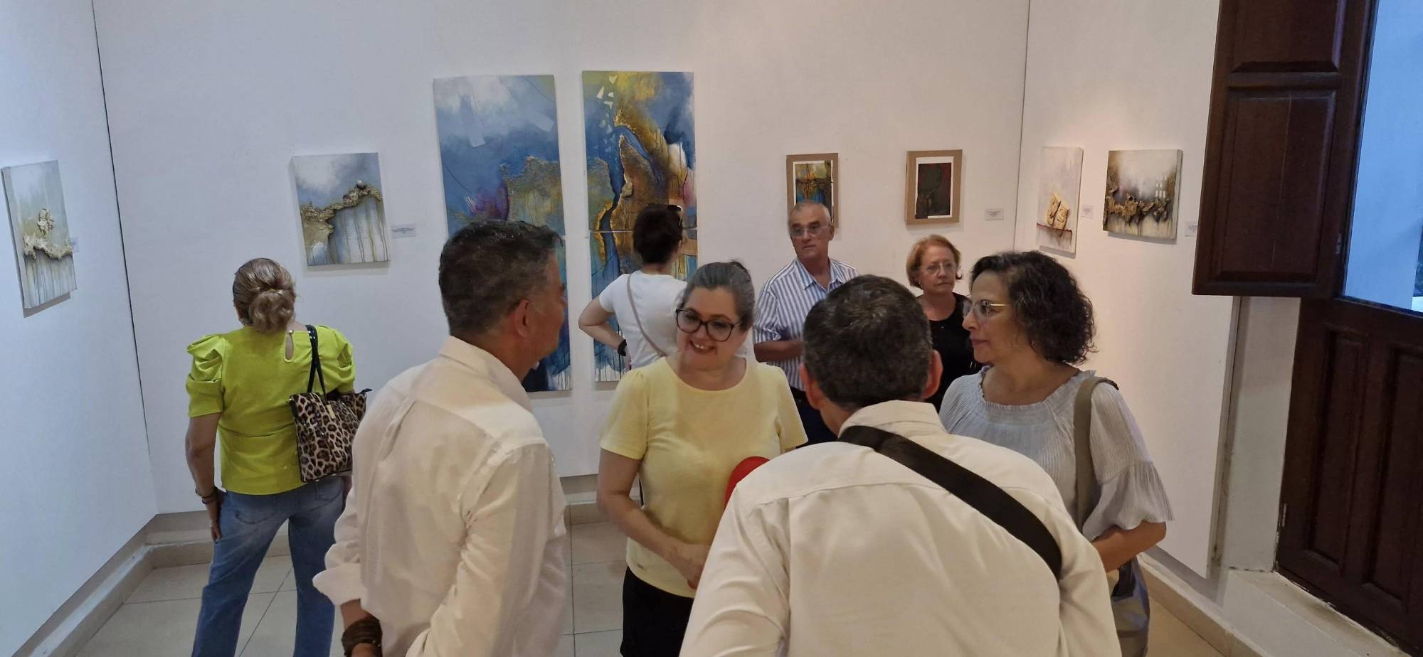 $!El artista comparte experiencias con los asistentes.