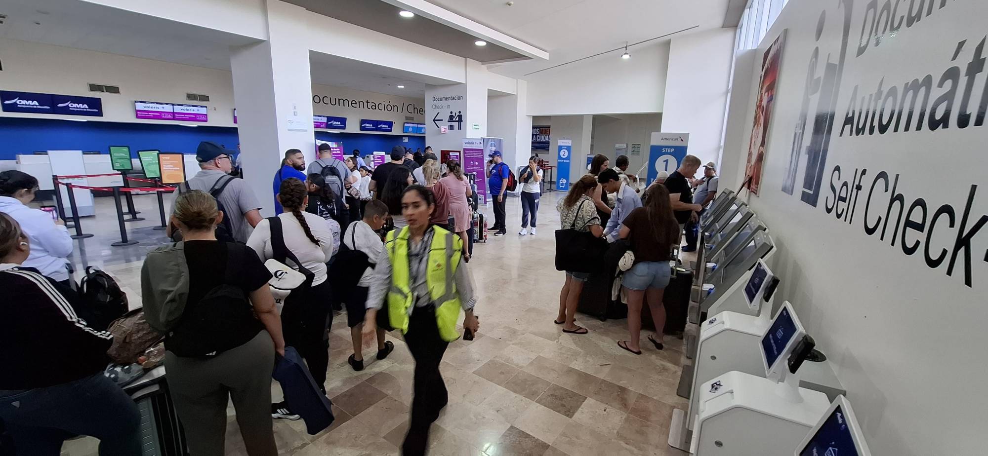 $!Intenso flujo de pasajeros este domingo en el Aeropuerto de Mazatlán