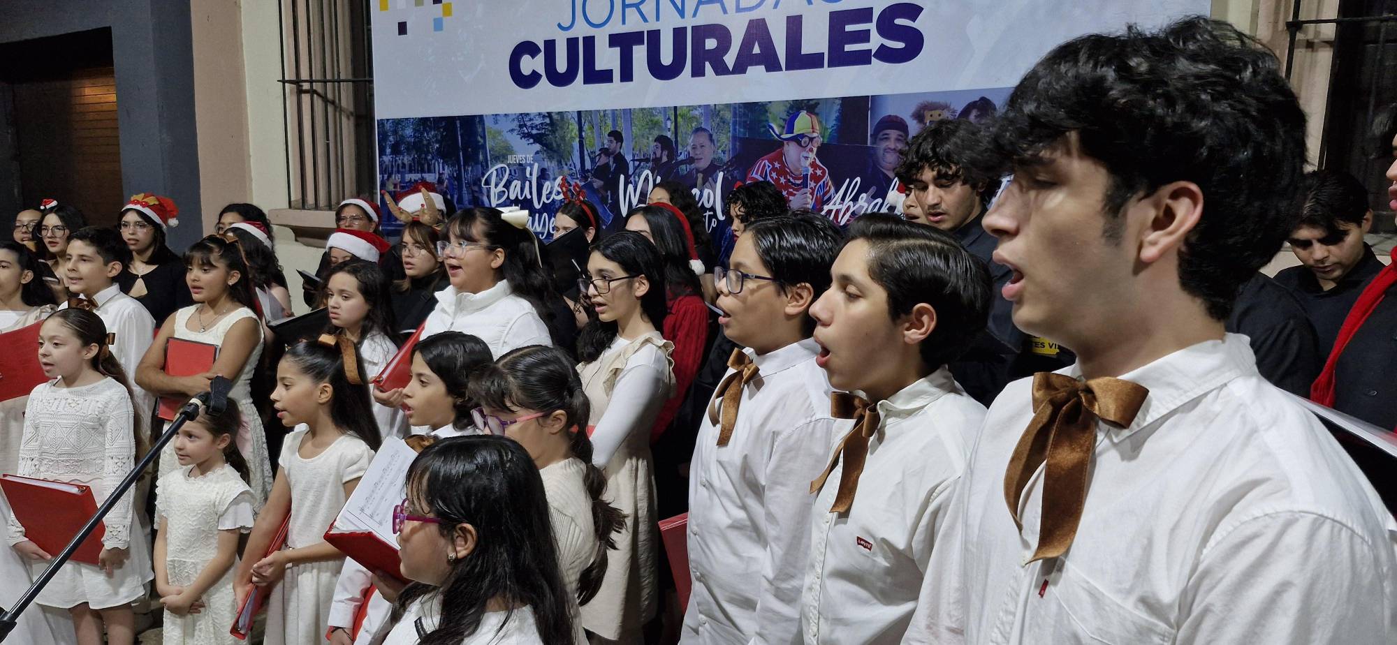 $!La velada lcerró cuando ambas agrupaciones, a una sola voz, pero en todas sus tonalidades, colores y registros, interpretaron clásicos navideños.