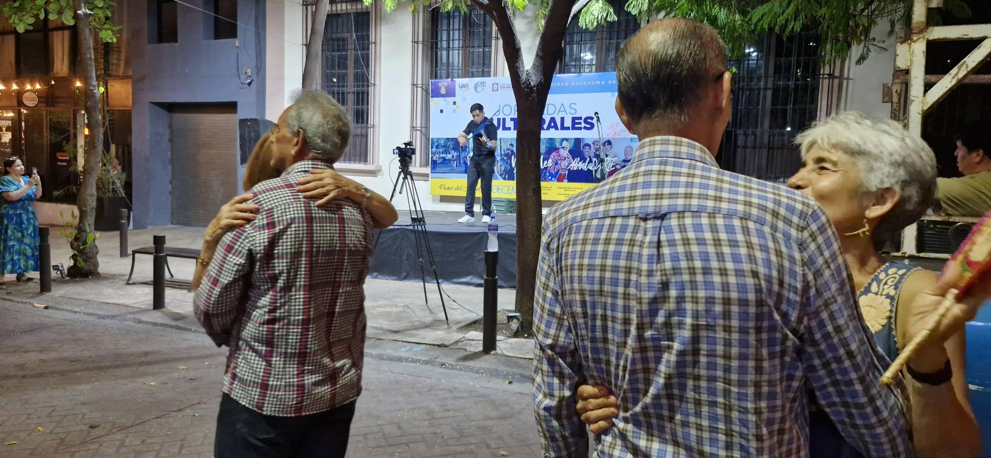 $!El público disfruta de la música.