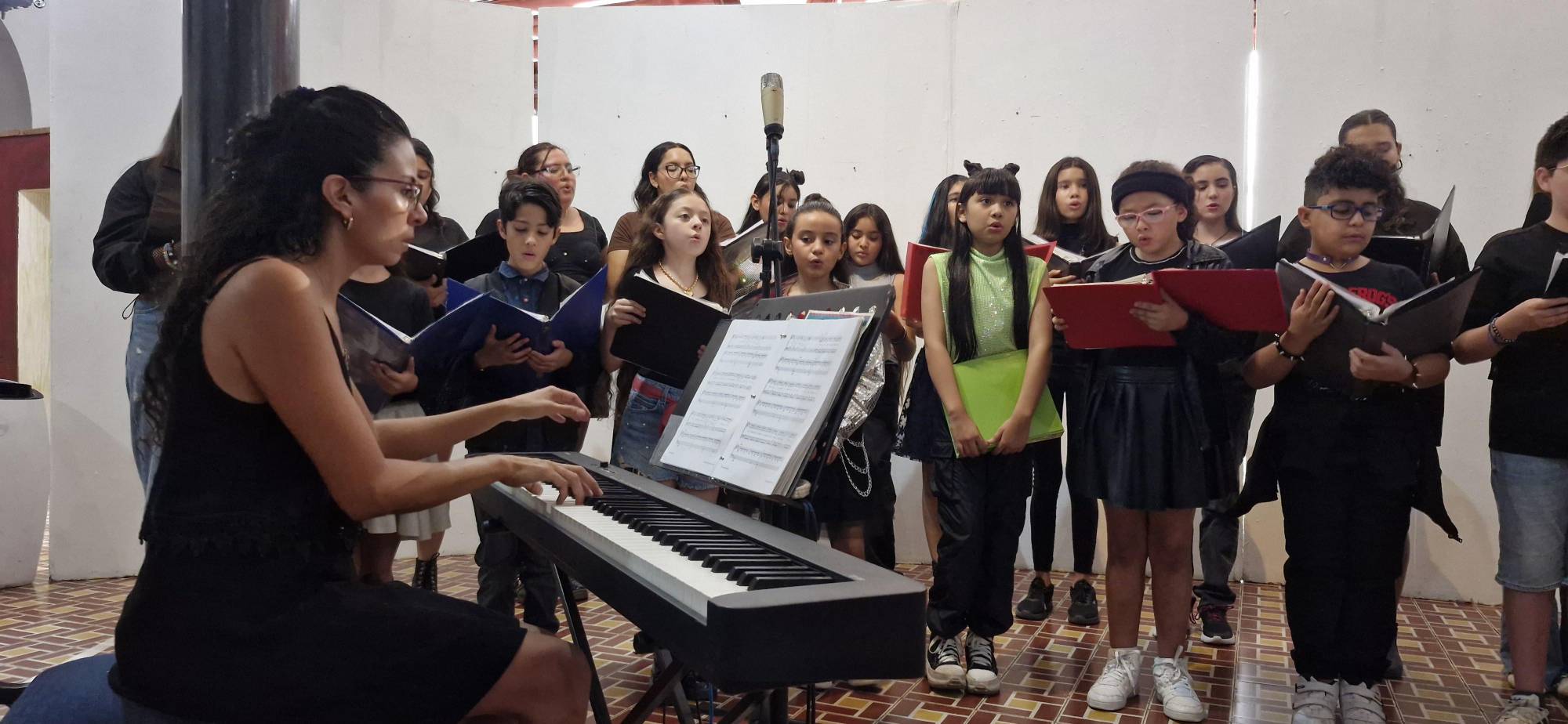 $!Lilia Valdespino al piano, Karin Cortés en la guitarra eléctrica, Néstor Meza en la batería y Francisco Neyoy al bajo, acompañaron a los jóvenes artistas.