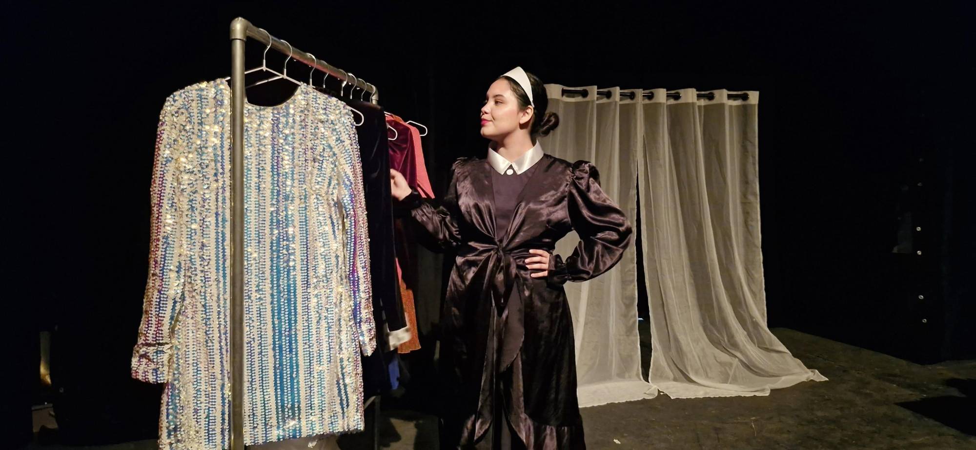 $!“Las Criadas” es una obra en la que dos criadas, Clara y Solange, ejecutan un ritual nocturno entre los vestidos y lujos de su señora.