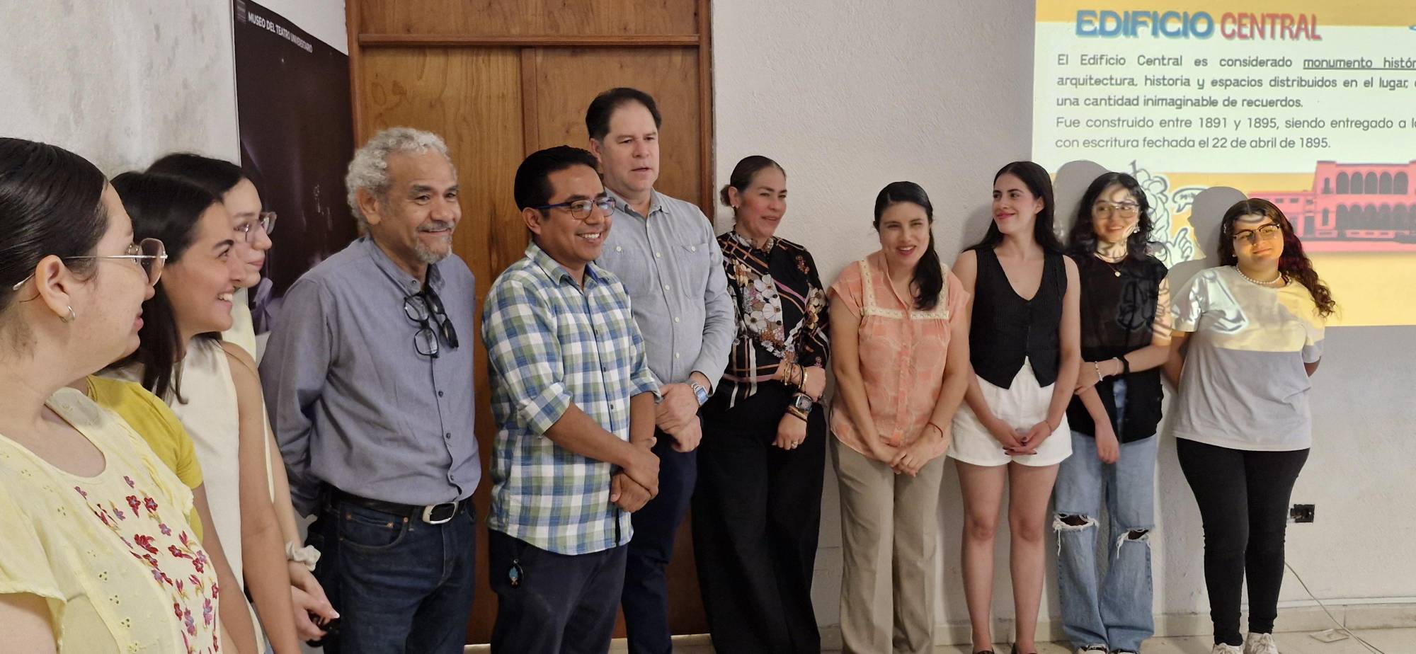 $!Azucena Manjarrez, directora de Editorial UAS, encabeza la inauguración del taller.