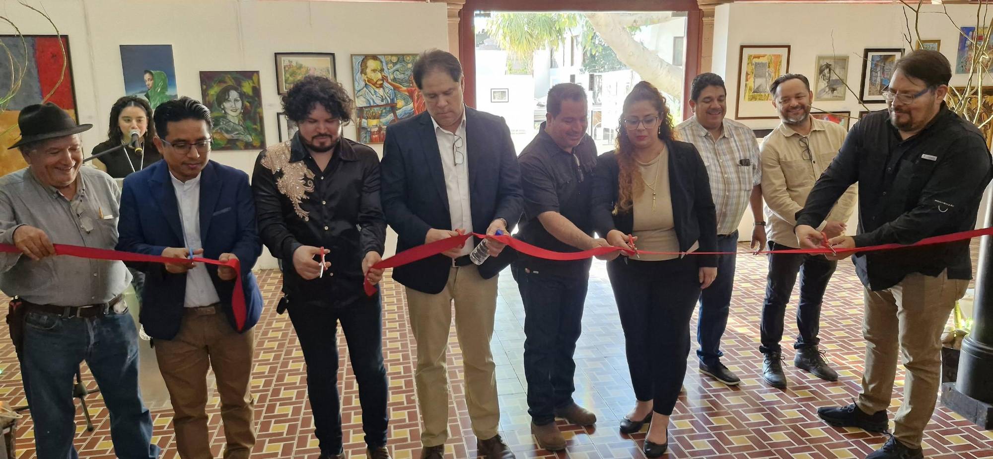 $!Autoridades universitarias hicieron el corte de listón.