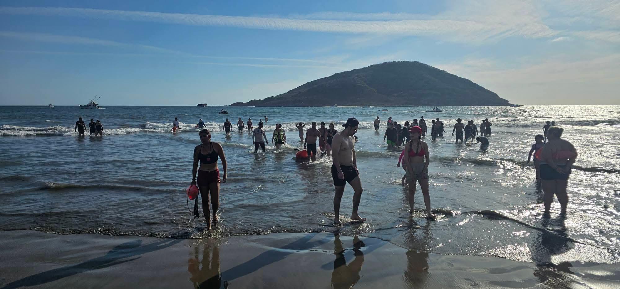 $!Rescatan a 22 bañistas en playas de Mazatlán durante el Sábado de Gloria