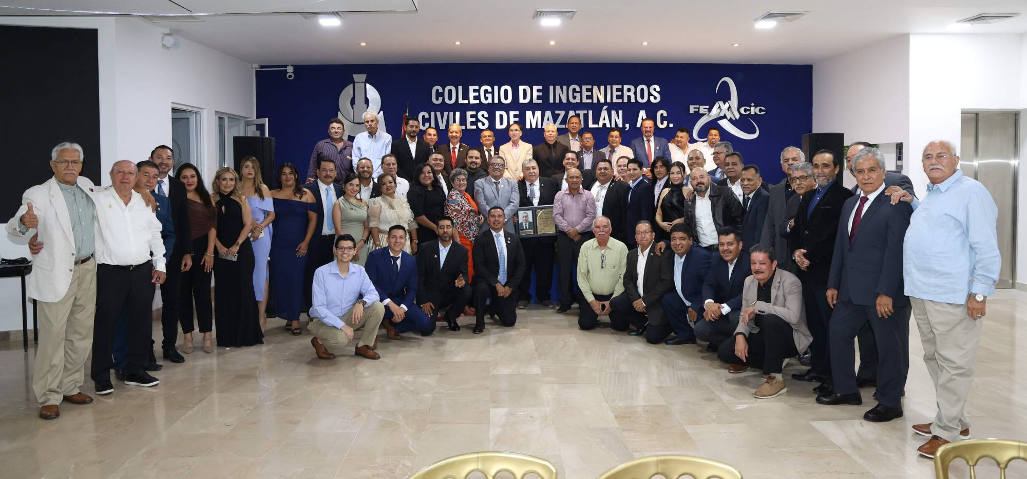 $!Integrantes del Colegio de Ingenieros Civiles de Mazatlán acompañan al galardonado.