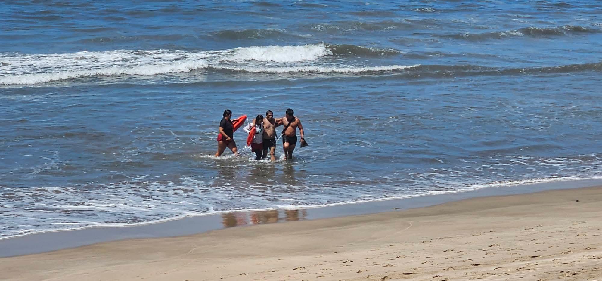 $!Realiza Escuadrón Acuático tres rescates de bañistas durante el último fin de semana en Mazatlán