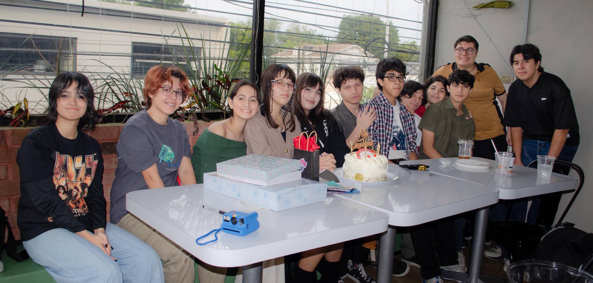 $!La cumpleañera acompañada por sus mejores amigos.