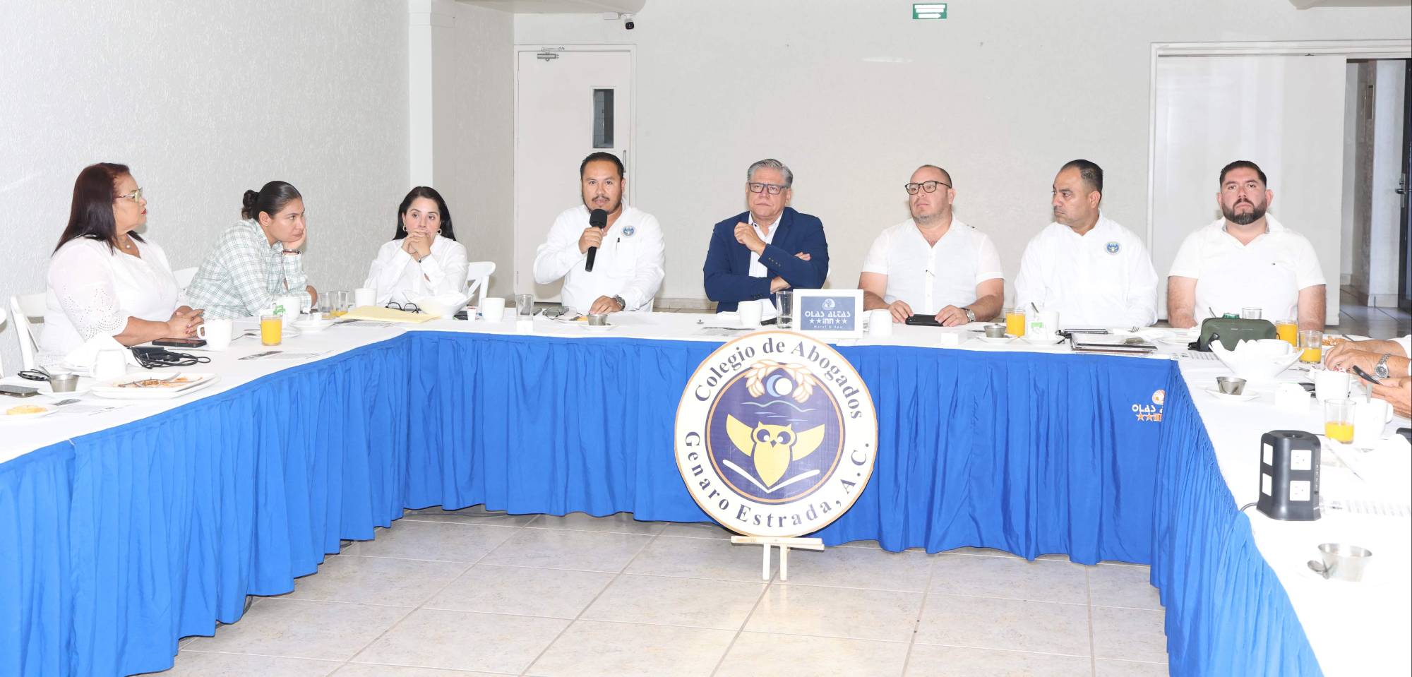 $!Martín Morales Acuña, presidentes del Colegio de Abogados Genaro Estrada, expresó unas palabras de bienvenida a los presentes.
