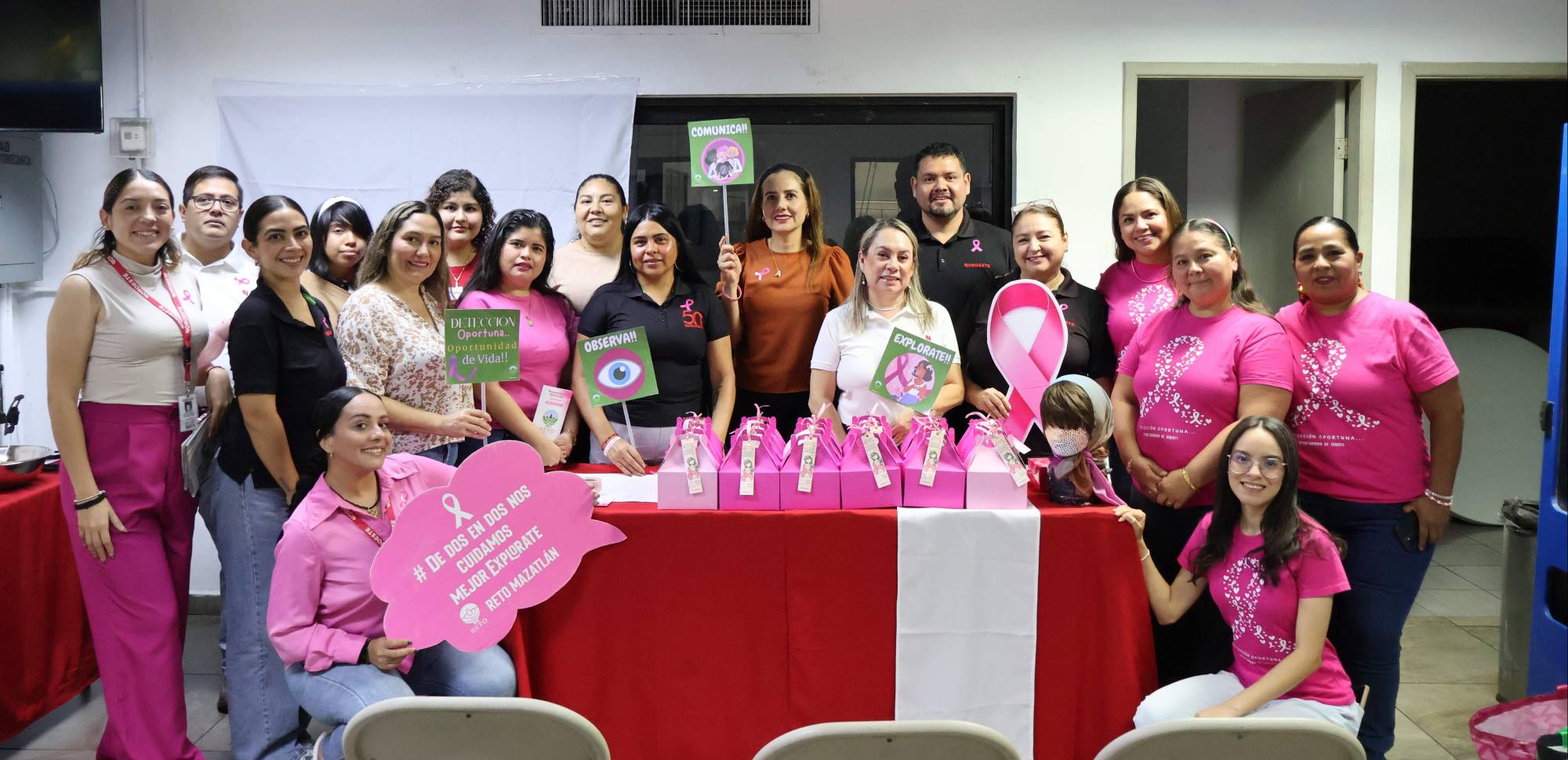 $!Los asistentes se tomaron la fotografía del recuerdo.