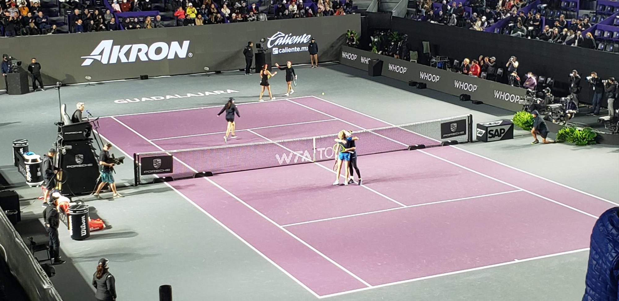 $!Giuliana Olmos y Sharon Fichman caen ante las número 1 en su debut en el WTA Finals