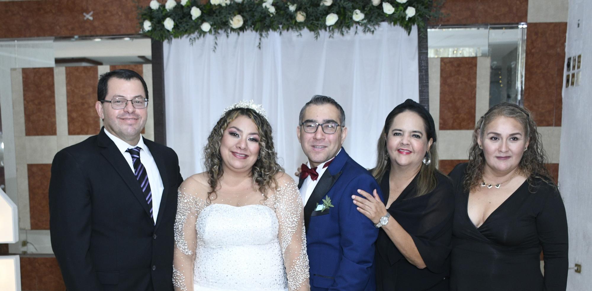 $!José Alfredo Beltrán, Lidia Oralia Sarabia y Nelly Sánchez, amigos del novio, asistieron a la boda.