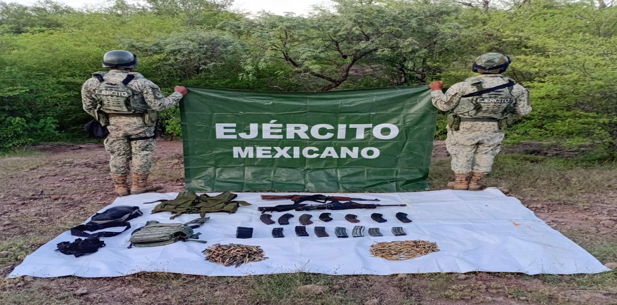 $!Ejército y Marina aseguran armas y equipo táctico en Badiraguato, Elota y Navolato