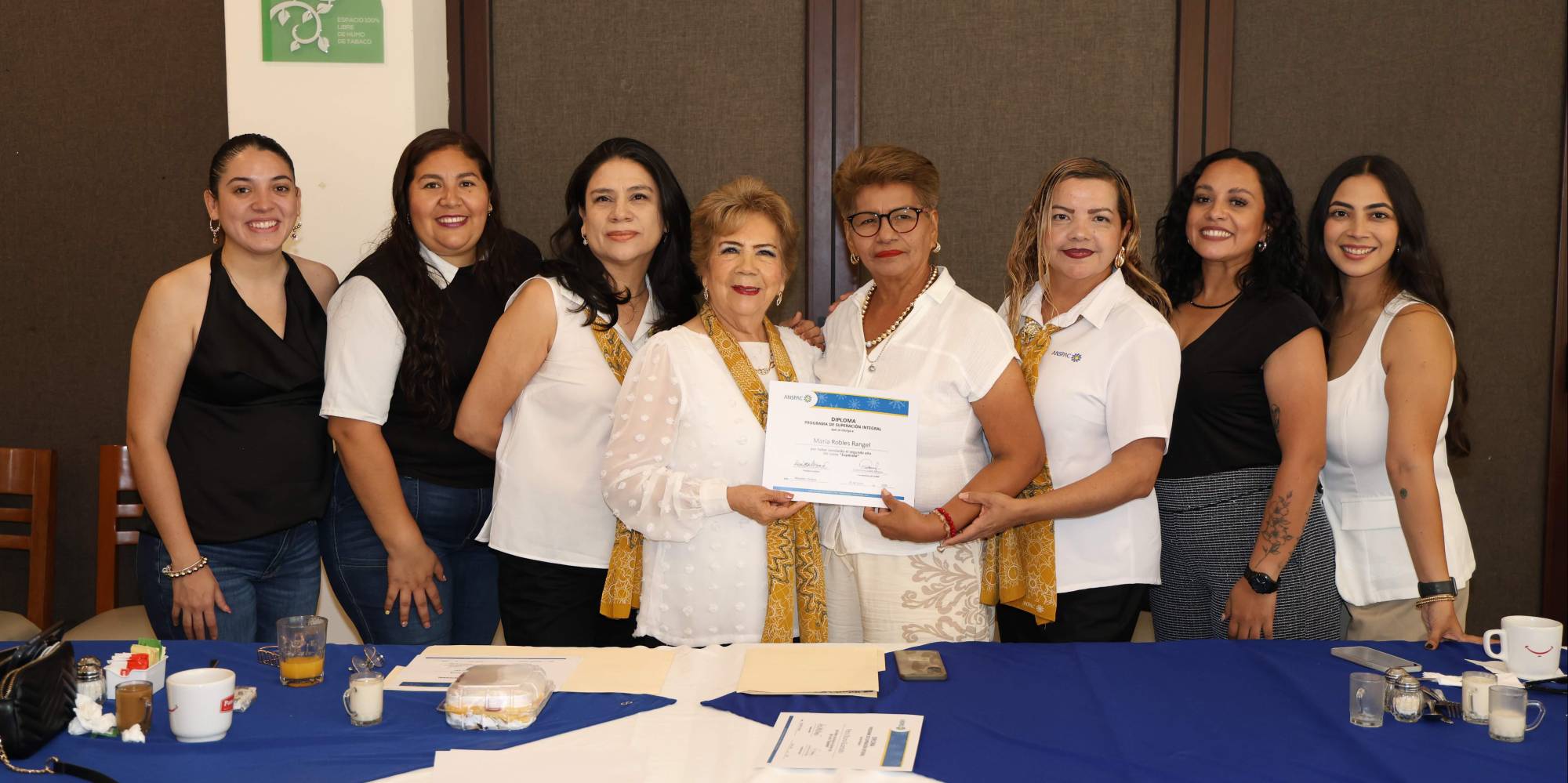 $!María Robles Rangel entre Alina Zataráin, Amanda Aragón, Guillermina García, Lucy Calleros de Soto, Leticia Sánchez, Carolina Zataráin y Stefanía Ponzo.