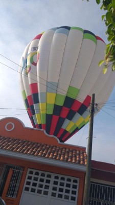 Globo aerostático se queda sin gas, aterriza de emergencia en casa de Mazatlán y se vuelve viral en redes