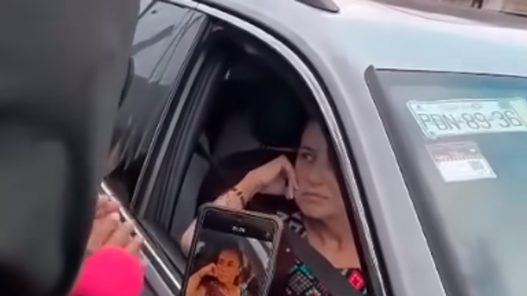 Durante la detención, los individuos, enmascarados, dirigieron preguntas y comentarios a la exjefa de gobierno de la Ciudad de México.