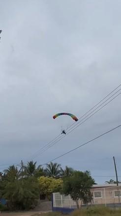 $!Santa Clos vuela sobre Teacapán de la mano del canadiense Joe Irvin