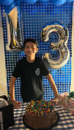José Luis celebra su cumpleaños número 13 rodeado del cariño de su familia.