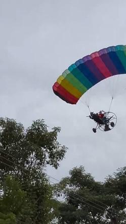 $!Santa Clos vuela sobre Teacapán de la mano del canadiense Joe Irvin