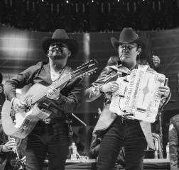 Los Dos Carnales presentan “De todas y de nadie”, su nuevo sencillo dedicado al desamor.