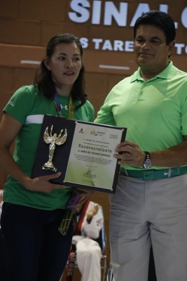 María del Rosario Espinoza recibió el reconocimiento de manos del Gobernador de Sinaloa, Mario López.