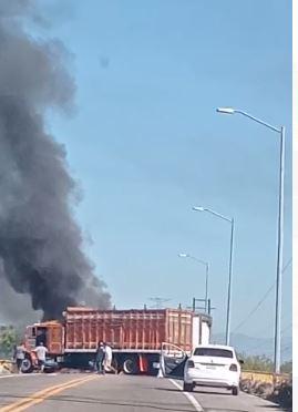 $!Impactan bloqueos e incendios a Mazatlán y el sur del estado