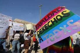 El cambio aplica a nombre y género, sin modificar apellidos.