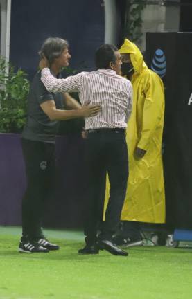 Gabriel Caballero y Ricardo Cadena se saludan.