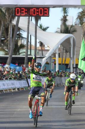 José Alfredo Aguirre Infante llega triunfal a la meta.