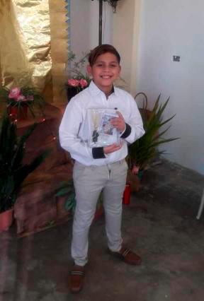 Comulga por primera vez