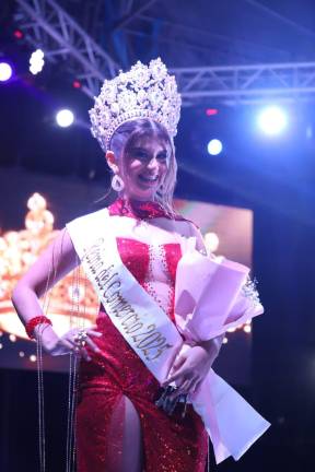 La nueva Reina del Comercio 2025, Joanna Flores Vallejo, muy contenta por obtener la corona.