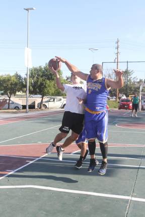 Intensas siguen las acciones en el Torneo de Baloncesto Municipal Maxi.