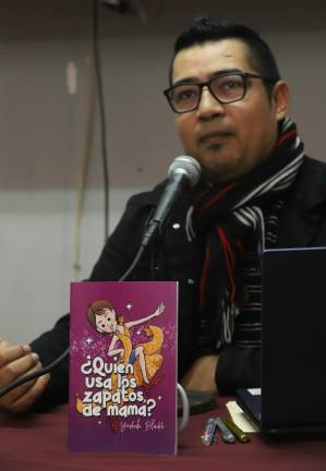 Yonshesko Blandela presenta su primera novela “¿Quién usa los zapatos de mamá?”, en el Museo de Arte.