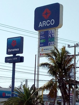 Baja ahora a menos de 14 pesos en litro de gasolina en Mazatlán