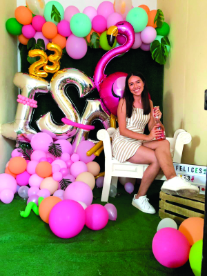 Isabel Navarro celebra feliz sus 23