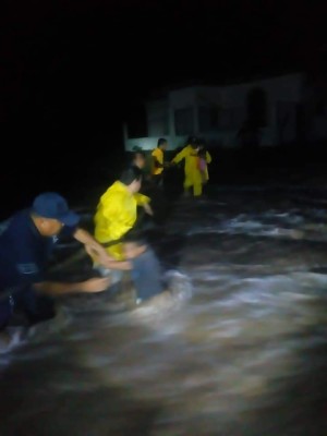 Familia de Copales, Escuinapa es rescatada por personal de Protección Civil