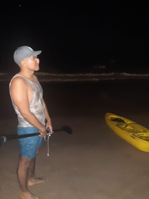 Bañista cae de kayak en Mazatlán, no puede salir del mar, pero lo rescatan salvavidas