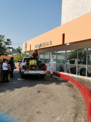 Protección Civil Municipal sanitiza instalaciones de hospital del IMSS en Culiacán