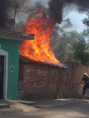Fuego arrasa con casa de adulto mayor en Escuinapa